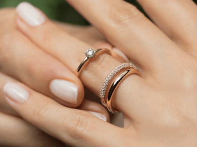 Як носити заручну каблучку та обручку Як носити заручну каблучку та обручку