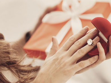 Яку каблучку подарувати дівчині на день народження і як зробити це красиво? Яку каблучку подарувати дівчині на день народження і як зробити це красиво?