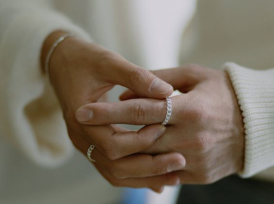 Как незаметно узнать размер пальца, чтобы подобрать девушке кольцо? Как незаметно узнать размер пальца, чтобы подобрать девушке кольцо?