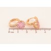 Серьги Xuping цвет Позолота 18К колечки "Узор с розовым кристаллом" фото №2