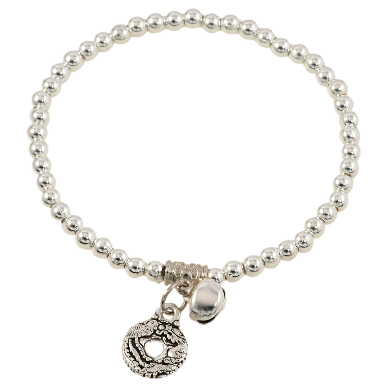 Браслет на резинке пластик Серебристые бусины с подвесками, ø 4мм свободный размер фото №1