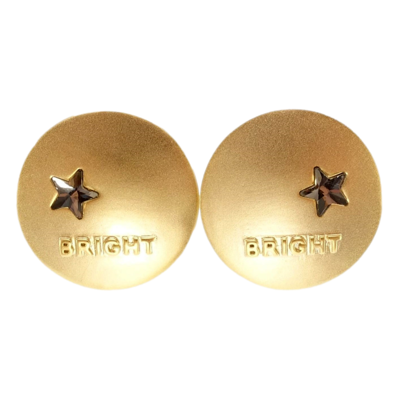 Сережки Xuping JEAN GOUJON Позолота 14K пусети Круги з зірками та написом ø 2см фото №2 Сережки Xuping JEAN GOUJON Позолота 14K пусети Круги з зірками та написом ø 2см фото №2