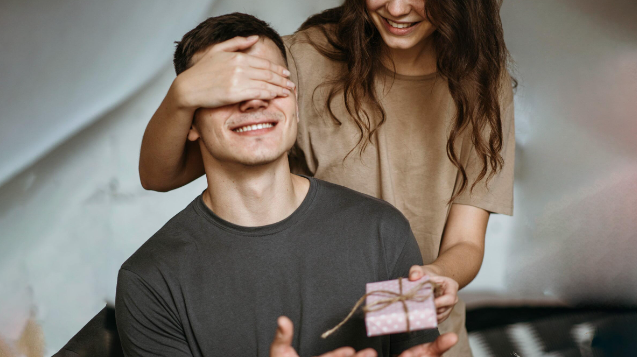 Чи можна дарувати браслет чоловікові: прикмети та рекомендації, фото №1